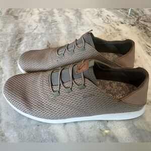 Men’s Olaukai Size 9, No Tie Shoe